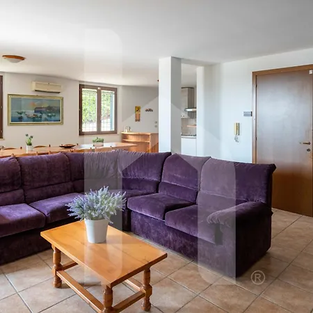 Willa Homiday - Mila Pineto