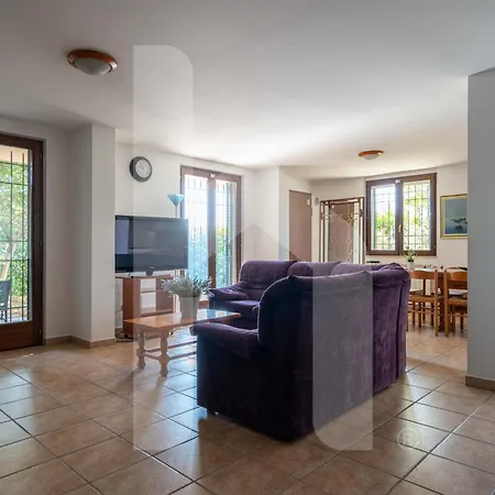 Willa Homiday - Mila *